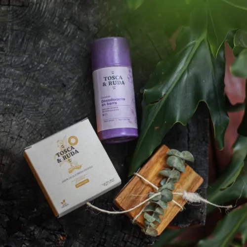 Desodorate morado, jabony jabonera sobre madera y plantas de fondo