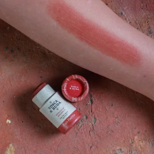 Labial rojo de remolacha con oxido rojo, en fondo de plantas verdes