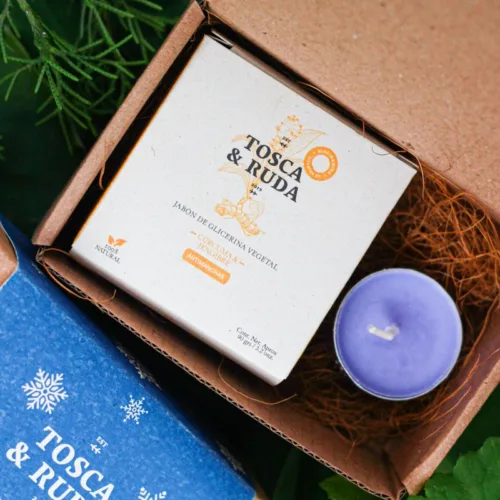 Jabon en su caja con una vela de lavanda dentrro de cajita de carton