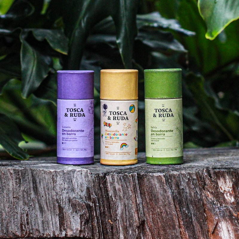 desodorantes sobre un tronco con fondo de plantas